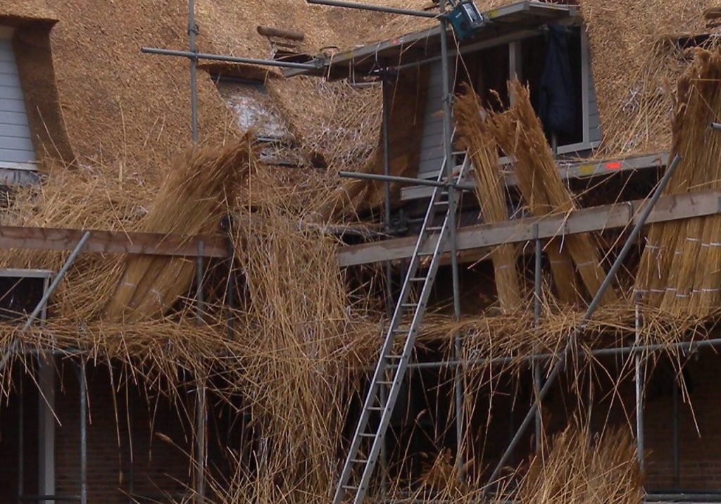 Rietafval wat vrij komt tijdens het opdekken van uw dak, vermengd met verpakkings- en stukken bindmateriaal. Samen met de overige bouwafvalmaterialen belandt dit in het afvalriet. Wat overblijft is een mengsel van puur riet vermengt met roestvrij binddraad, plastic, puin etc.